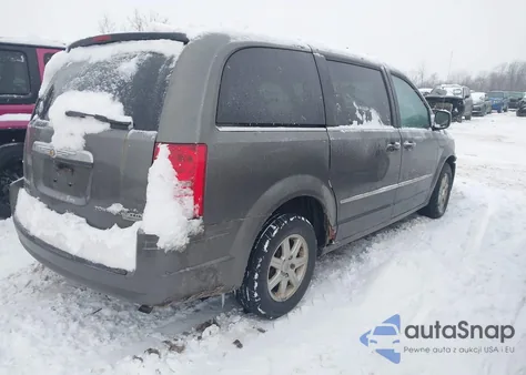 2010 Chrysler Town & Country Touring z USA, uszkodzony, nr VIN 2A4RR5D11AR392548